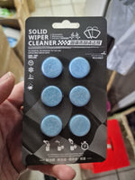 Tablete za Tecnost Vetrobranskog Stakla Automobila - Koncentrat Tableta za Tecnost za Stakla •	Nežan prema brisačima vetrobrana i površinama. •	Jedna tableta = 5 litara čiste vode za pranje. •	Takođe pogodno za sisteme čišćenja farova! •	Praktičnije od običnih flaširanih sredstava za čišćenje. •	Nema polupraznih boca ili posuda u prtljažniku. •	Jednostavno skladištenje, manje otpada.