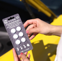 Tablete za Tecnost Vetrobranskog Stakla Automobila - Koncentrat Tableta za Tecnost za Stakla •	Nežan prema brisačima vetrobrana i površinama. •	Jedna tableta = 5 litara čiste vode za pranje. •	Takođe pogodno za sisteme čišćenja farova! •	Praktičnije od običnih flaširanih sredstava za čišćenje. •	Nema polupraznih boca ili posuda u prtljažniku. •	Jednostavno skladištenje, manje otpada.