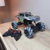 Veliki džip sa valjkastim točkovima