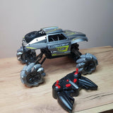 Veliki džip sa valjkastim točkovima