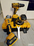 DeWalt komplet sadrži aku šrafilicu namenjenu zavrtanju i aku brusilicu.