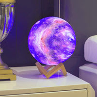 3D Mesečeva Galaksija lampa Svemirski 3D print lampa Lampa sa promenljivim bojama Mesečeva galaksija svetlosni efekti USB punjiva svemirska lampa Osetljiva na dodir lampa Magična svemirska atmosfera Unikatan svetlosni dekor Atmosferska svetlosna lampa Ambalaža sa držačem inkluzivna