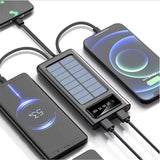 Power bank 5000mAh u crnoj boji prikaz kako puni telefone