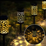 solarna baštenska lampa prikazana u dvoristu