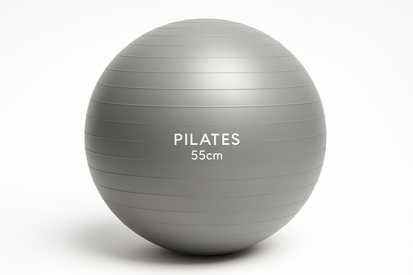 Pilates lopta sa belom pozadinom