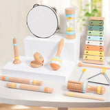 Set muzičkih instrumenata za bebe i malu decu na stolu.