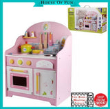 Velika drvena kuhinja sa posuđem