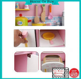 Velika drvena kuhinja sa posuđem