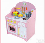 Velika drvena kuhinja sa posuđem